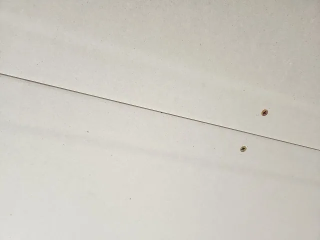 Gipszkarton lemez illesztése és csavarozása közelről